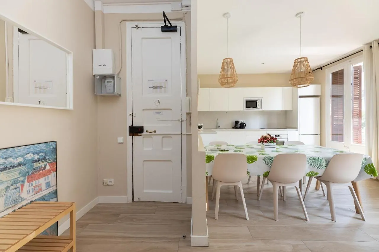 Aparteasy - Family 4-Bedroom Apartment 바르셀로나 0*,  스페인