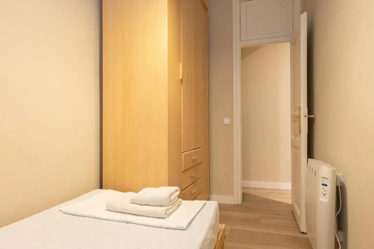 Aparteasy - Family 4-Bedroom Apartment 바르셀로나