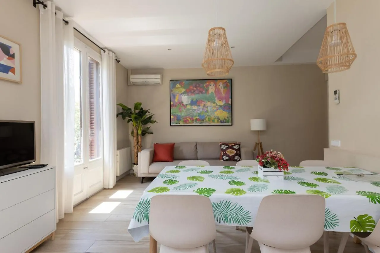 Aparteasy - Family 4-Bedroom Apartment 0*, Barcelona