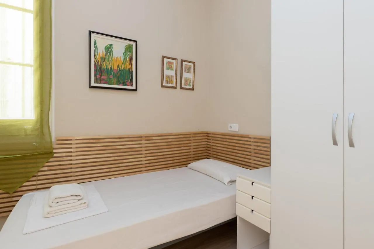 Aparteasy - Family 4-Bedroom Apartment Barcelona