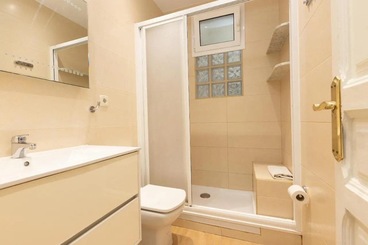 Aparteasy - Family 4-Bedroom Apartment Barcelona