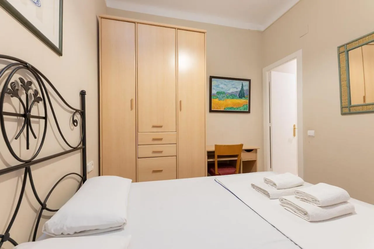 Aparteasy - Family 4-Bedroom Apartment Barcelona
